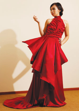 The elegant dress, Manjusaka, designed by Zachery Cheong Zhan at Nanyang Technological University (NTU) was coated with a special mixture developed by Loh Xian Jun at the A*STAR Institute of Materials Research and Engineering (IMRE) that emits a continuously captivating fragrance.