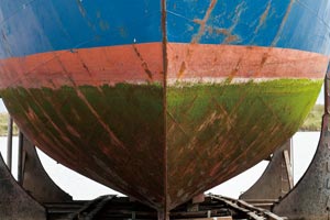 The covalently bound PMOx polymer coating swells dramatically when immersed in seawater, promoting the detachment of bacteria and other marine organisms to reduce marine fouling