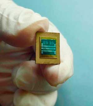 A test sample comprised of a thermal chip, a heat spreader and a microcooler demonstrates the efficiency of diamond for removing heat from hotspots in semiconductor electronics.