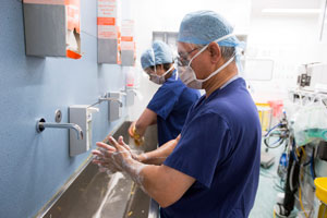 A surgical team ‘scrubbing up’ in preparation for surgery. Researchers at A*STAR have developed antimicrobial polymers that are promising for use as surgical scrubs.