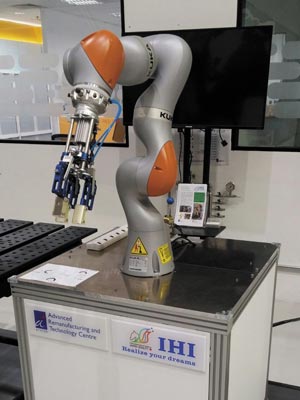 The KUKA LBR iiwa 7 R800 collaborative robot assists with quick shop-floor automation for the manufacturing industry.