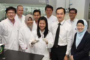 The IBN researchers who discovered that the circulating cell clusters commonly found in cancer patients come from the blood vessels that line the tumor rather than from the tumor itself. Front row (left to right): Min-Han Tan, Nur-Afidah Mohamed Suhaimi, Jess Vo, Poh Koon Koh and Jackie Y. Ying. Back row (left to right): Ciprian Iliescu, Wai Min Phyo, Min Hu and Daniel Lee.